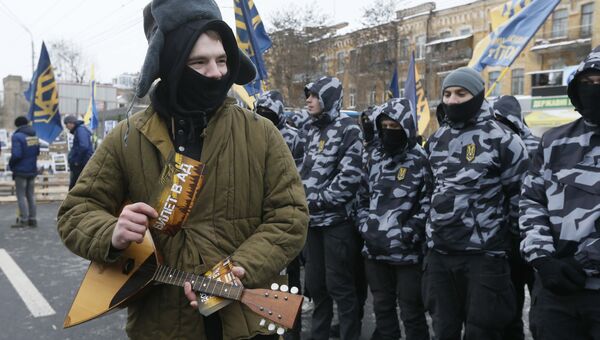 Украинские националисты проводят митинг возле российского посольства в Киеве, Украина. 18 марта 2018