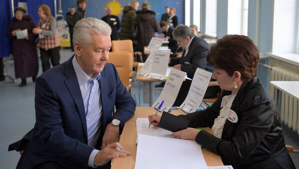 Мэр Москвы Сергей Собянин во время голосования на выборах президента РФ на избирательном участке № 90 в Москве.18 марта 2018