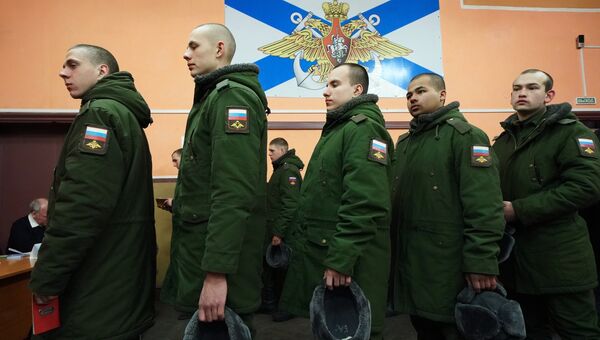 Военнослужащие голосуют на выборах президента РФ на избирательном участке №271 в Калининграде. 18 марта 2018