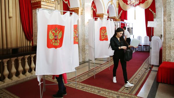 Избиратели голосуют на выборах президента РФ на избирательном участке № 2010 в Краснодаре. 18 марта 2018