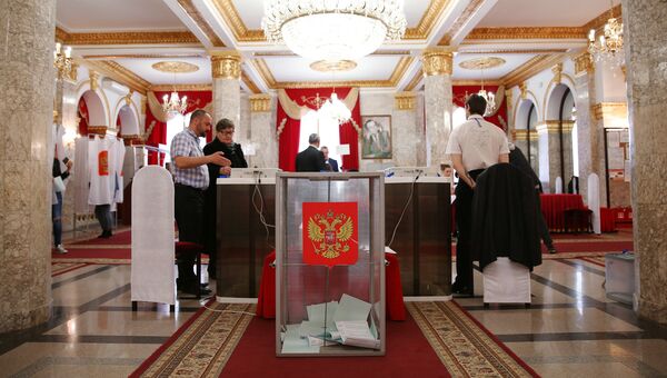 Избиратели голосуют на выборах президента РФ на избирательном участке № 2010 в Краснодаре. 18 марта 2018