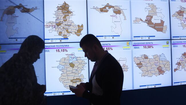 Экраны со статистикой явки избирателей на выборах президента РФ по регионам в информационном центре Центральной избирательной комиссии РФ. 18 марта 2018