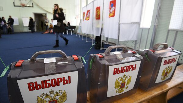 Урны на избирательном участке в Москве. Архивное фото