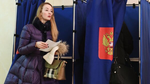Женщина на избирательном участке №2237 в Санкт-Петербурге во время выборов президента Российской Федерации. 18 марта 2018