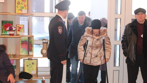 Мэр города Стародуба Брянской области Дмитрий Винокуров доставил на избирательный участок девушку с ограниченными возможностями здоровья Ирину Дачкину. 18 марта 2018