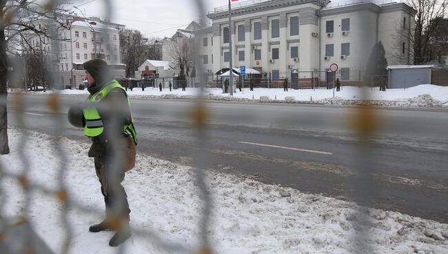 Сотрудники МВД Украины блокируют здание посольства РФ в Киеве в связи с выборами президента РФ. 18 марта 2018