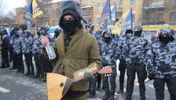 Сотрудники МВД Украины и представители националистических организаций блокируют здание посольства РФ в Киеве в связи с выборами президента РФ. 18 марта 2018