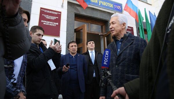 Врио главы Дагестана Владимир Васильев проголосовал на избирательном участке в Дагестанском государственном университет. 18 марта 2018