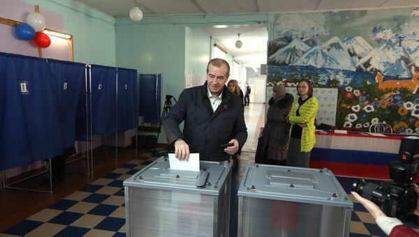 Губернатор Иркутской области Сергей Левченко проголосовал на выборах президента России в своем родном городе Ангарске. 18 марта 2018