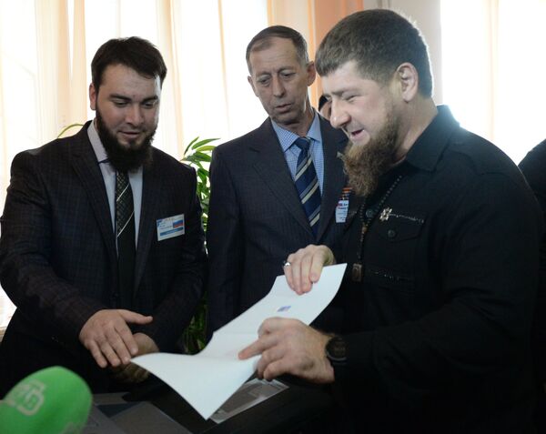 Глава Чеченской Республики Рамзан Кадыров опускает бюллетень в урну на выборах президента РФ на избирательном участке №165 в Грозном. 18 марта 2018