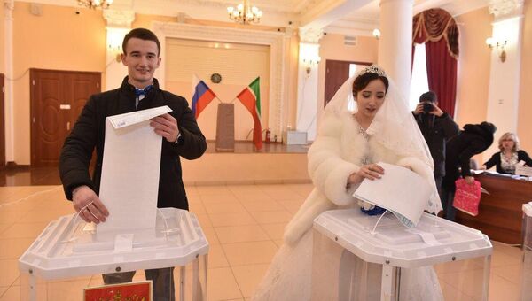 Жених с невестой и 40 гостей свадьбы проголосовали на одном из участков Казани. 18 марта 2018