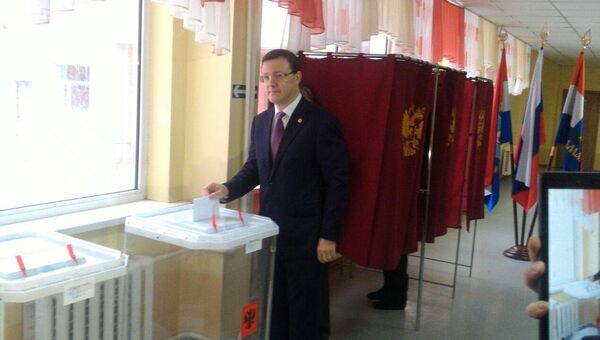 Врио губернатора Самарской области Дмитрий Азаров во время голосования на выборах президента РФ. 18 марта 2018