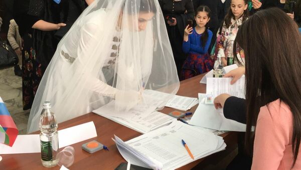 Невеста на избирательном участке в Назрановском районе Ингушетии. 18 марта 2018