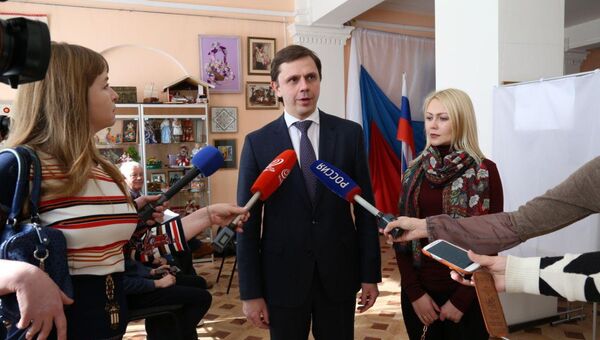 Врио губернатора Орловской области Андрей Клычков на избирательном участке во время голосования. 18 марта 2018
