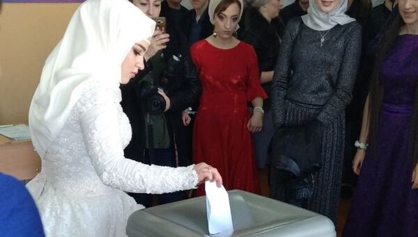 Молодожены из Дагестана проголосовали сразу после регистрации брака в ЗАГСе. 18 марта 2018