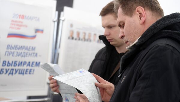 Избиратели во время голосования на выборах президента Российской Федерации на избирательном участке в Казани. 18 марта 2018
