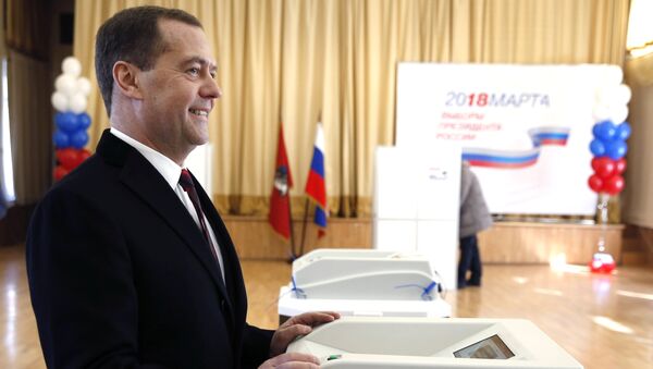 Председатель правительства РФ РФ Дмитрий Медведев во время голосования на избирательном участке в Москве на выборох президента РФ. 18 марта 2018