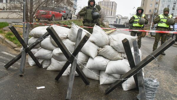 Сотрудники МВД Украины и представители националистических организаций блокируют здание консульства РФ в Одессе в связи с выборами президента РФ. 18 марта 2018