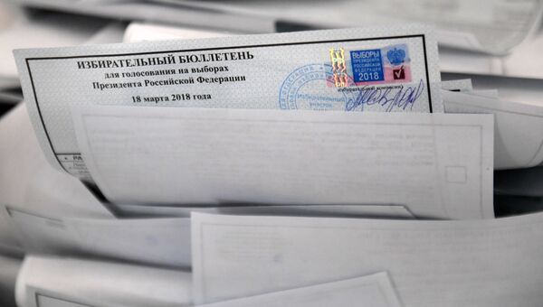 Избирательные бюллетени на избирательном участке.18 марта 2018