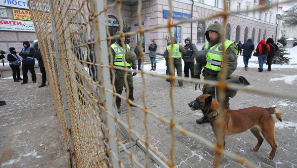 Сотрудники МВД Украины блокируют здание посольства РФ в Киеве в связи с выборами президента РФ. 18 марта 2018