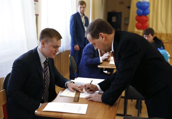 Председатель правительства РФ РФ Дмитрий Медведев на избирательном участке в Москве во время голосования на выборах президента РФ. 18 марта 2018