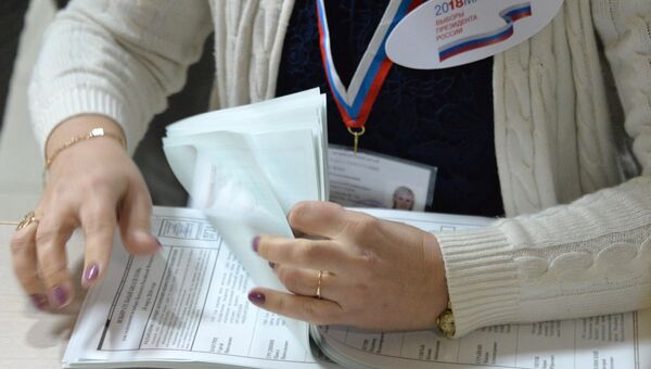 Члены избирательной комиссии во время подсчета голосов на одном из избирательных участков во Владивостоке. 18 марта 2018