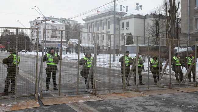 Сотрудники МВД Украины блокируют здание посольства РФ в Киеве в связи с выборами президента РФ. 18 марта 2018