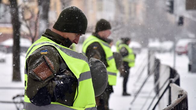 Сотрудники МВД Украины и представители националистических организаций блокируют здание консульства РФ во Львове в связи с выборами президента РФ. 18 марта 2018