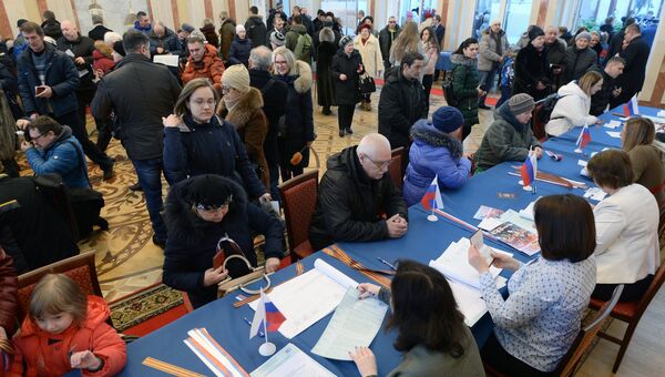 Избиратели на выборах президента РФ на избирательном участке в посольстве РФ в Минске. 18 марта 2018