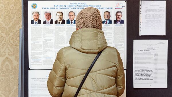 Избирательница во время голосования на выборах президента Российской Федерации в посольстве РФ в Таллине. 18 марта 2018
