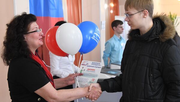 Молодой человек голосует на выборах президента Российской Федерации на избирательном участке в Чите. 18 марта 2018