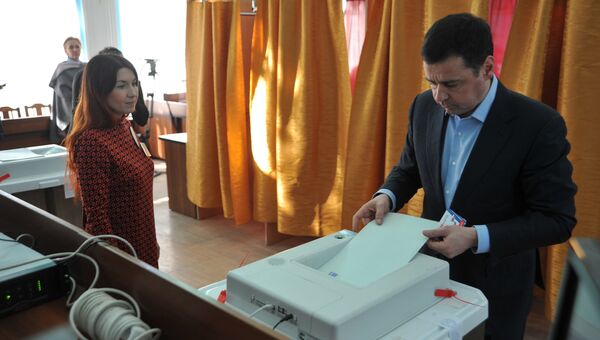 Губернатор Ярославской области Дмитрий Миронов во время голосования на выборах президента Российской Федерации на избирательном участке. 18 марта 2018