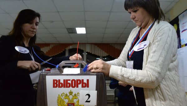 Члены избирательной комиссии вскрывают урны выездного голосования во время подсчета голосов на одном из избирательных участков во Владивостоке. 18 марта 2018