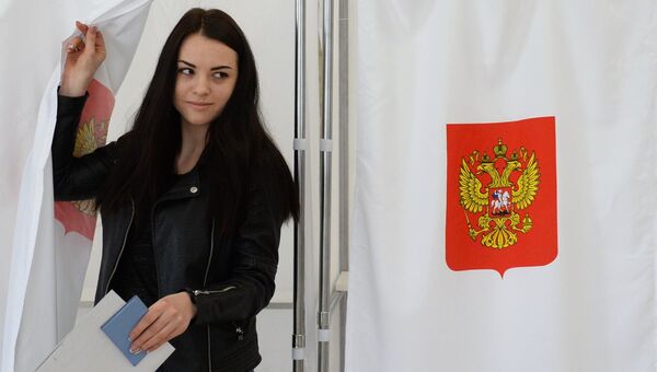 Девушка голосует на выборах президента РФ на избирательном участке в Бахчисарае. 18 марта 2018