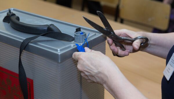 Вскрытие пломбы на переносной избирательной урне в Петропавловске-Камчатском перед подсчетом голосов. 18 марта 2018