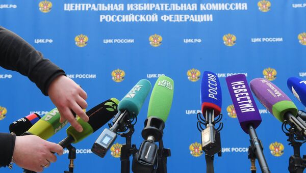 Микрофоны разных СМИ в Центральной избирательной комиссии РФ. 18 марта 2018