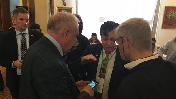 Представители ФРГ и Норвегии наблюдают за голосованием на участке № 99 в Севастополе, Крым. 18 марта 2018