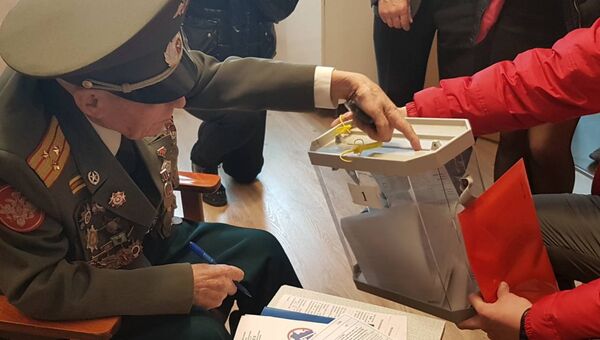 Ветеран ВОВ Владимир Туров голосует в своей 98 день рождения. 18 марта 2018