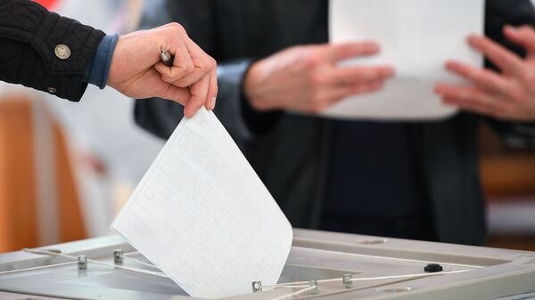 Люди голосуют на выборах на избирательном участке в Сочи