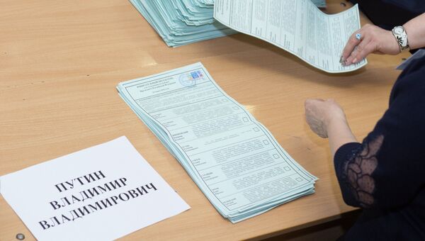 Члены участковой избирательной подсчитывают бюллетени на выборах президента РФ