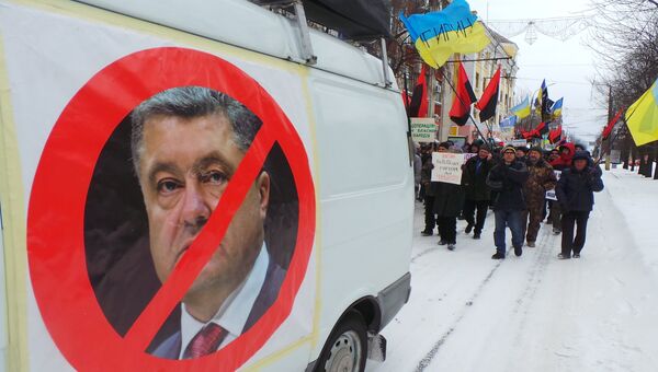 Участники всеукраинской акции с требованием отставки президента Украины Петра Порошенко. 18 марта 2018