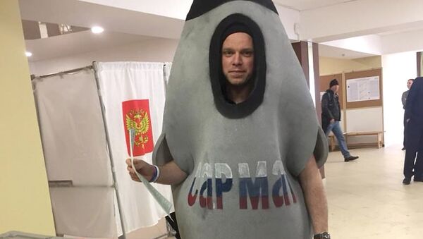Мужчина в костюме ракеты Сармат на избирательном участке в Ленинградской области