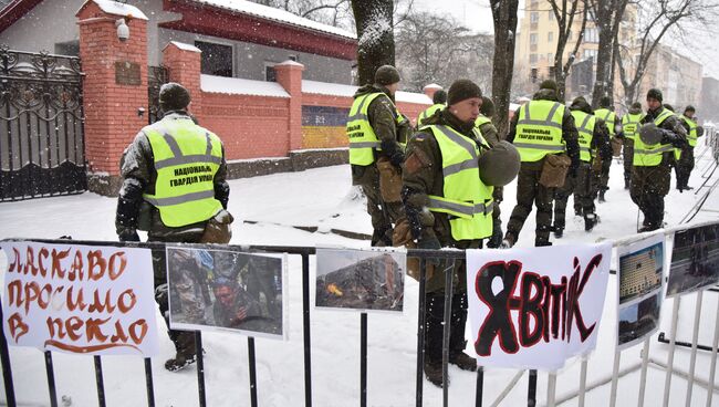 Сотрудники МВД Украины у здания консульства РФ во Львове в день выборов президента РФ