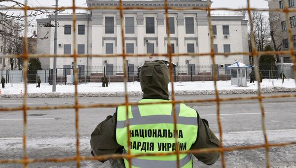 Сотрудники МВД Украины блокируют здание посольства РФ в Киеве в связи с выборами президента РФ