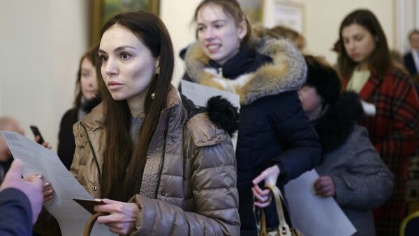 Избиратели голосуют на выборах президента РФ на избирательном участке в Лондоне. 18 марта 2018
