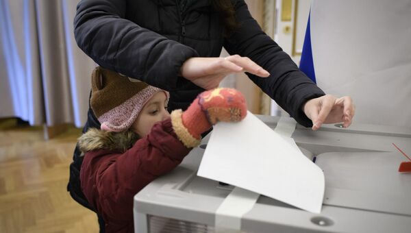 Россияне голосуют на выборах президента РФ на избирательном участке в Лондоне. 18 марта 2018
