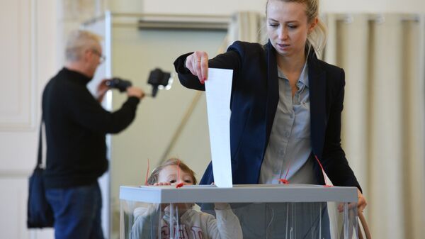 Избиратели голосуют на выборах президента РФ на избирательном участке в посольстве РФ в Варшаве