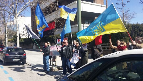 Протест украинцев напротив здания посольства России в Мадриде, где проходит голосование на выборах президента России. 18 марта 2018