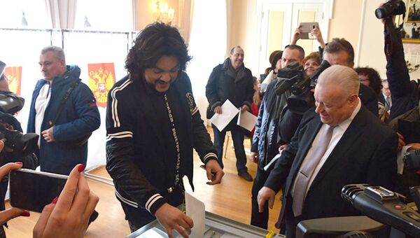 Певец Филипп Киркоров во время голосования на выборах президента России в посольстве РФ в Литве
