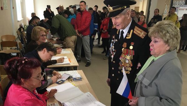 92-летний подполковник в отставке Анатолий Галкин с супругой голосует на выборах президента в Севастополе. 18 марта 2018